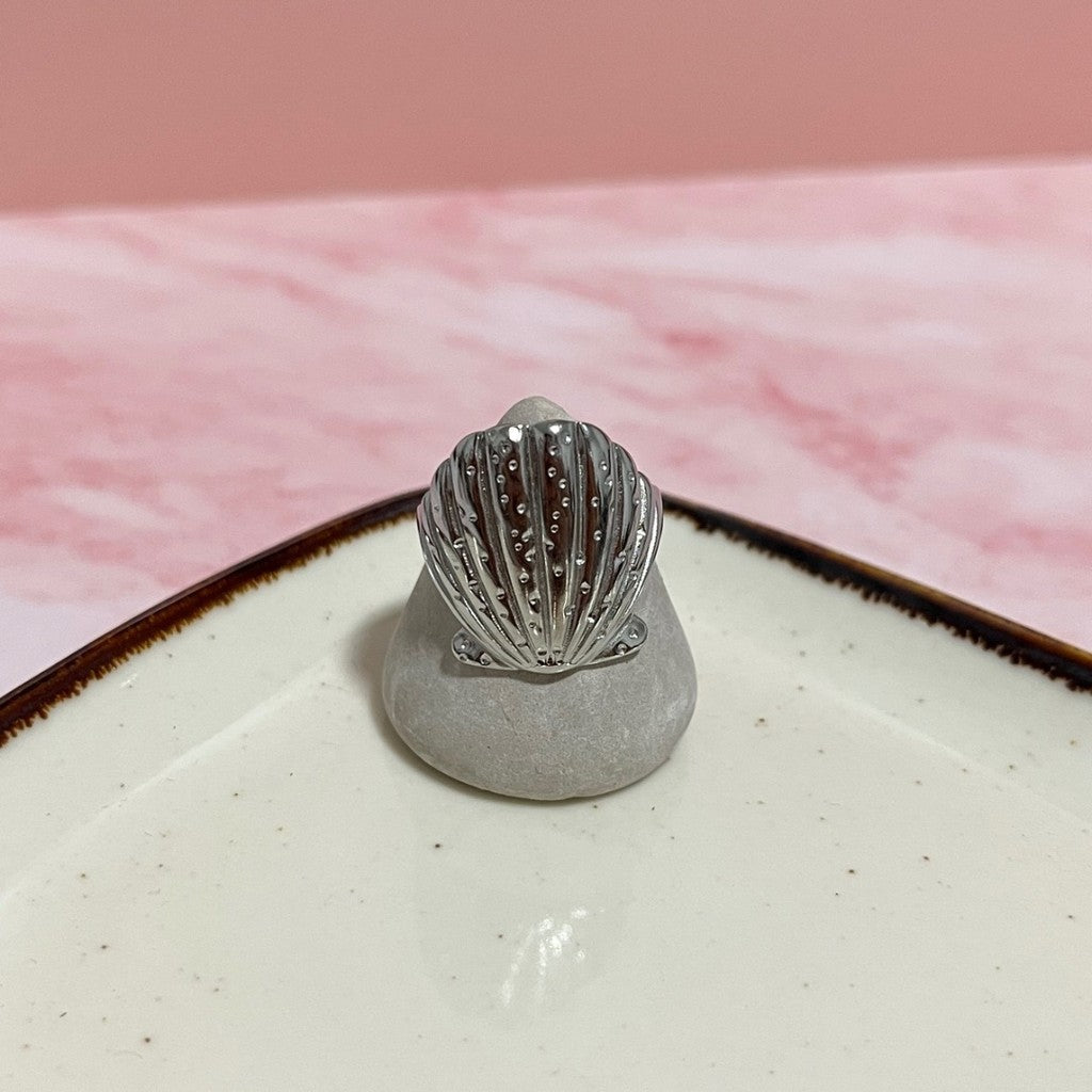 Anillo plateado ajustable de concha con puntos