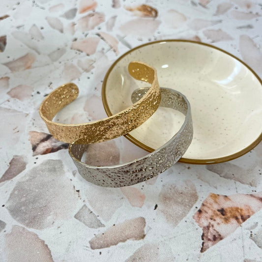 Pulsera midi abierta texturizada