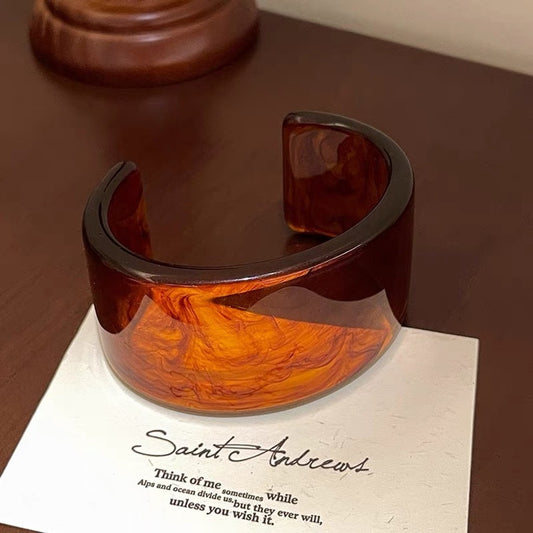 Pulsera de resina abierta ancha