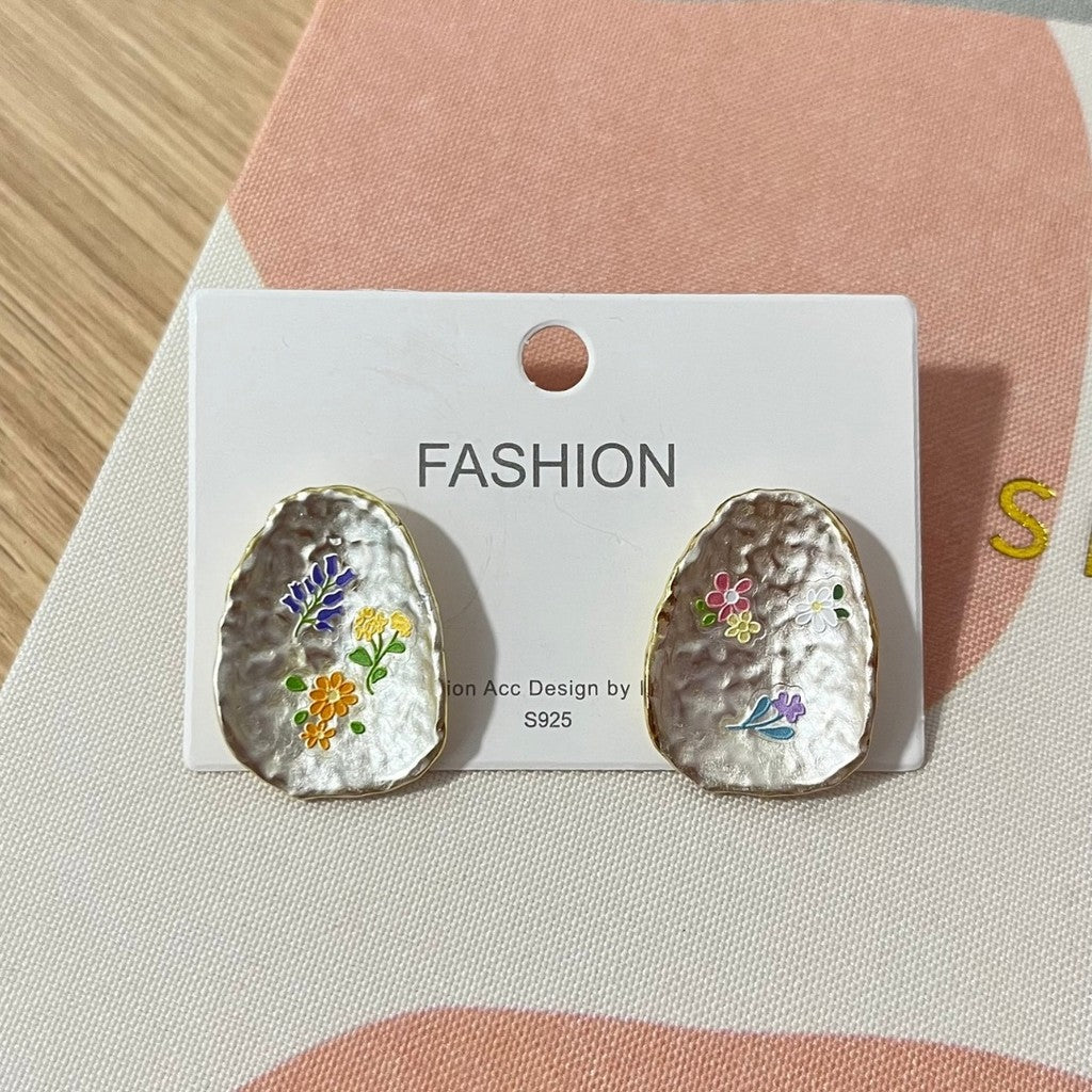 Aretes curveados de flores