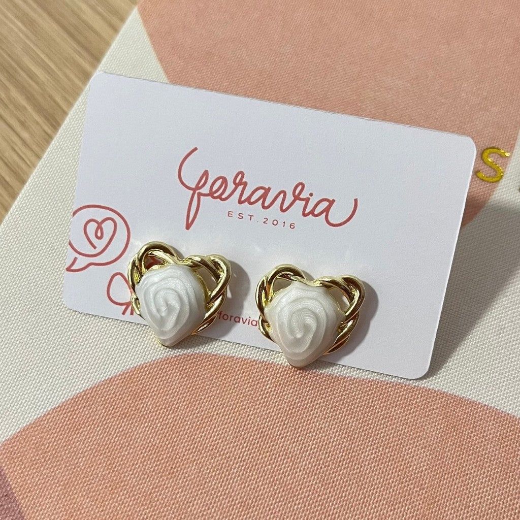 Aretes corazón con arcos dorados
