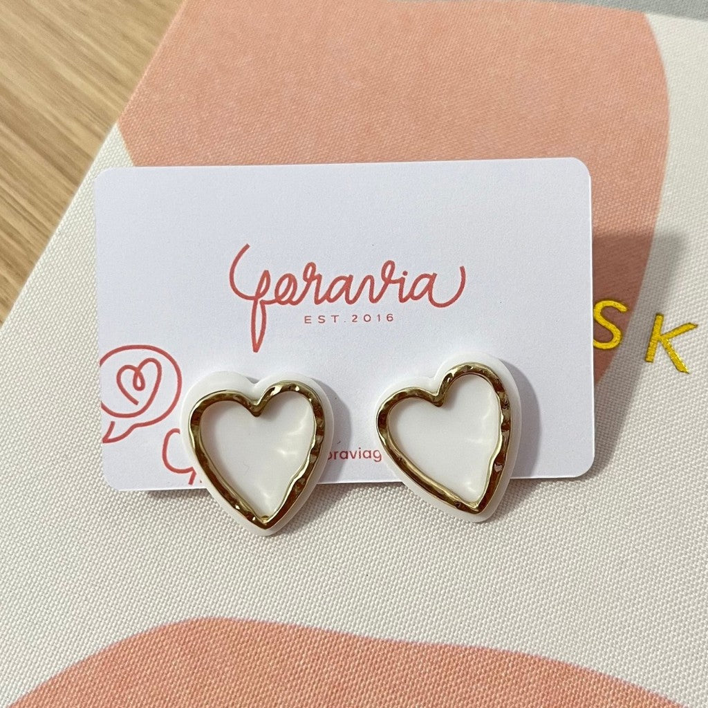 Aretes Corazon delineado dorado