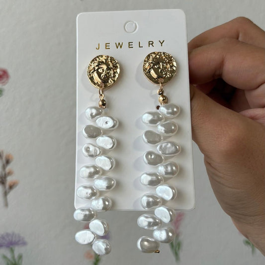 Aretes largos lluvia de perlitas blancas