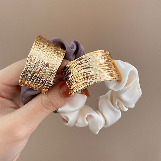 Scrunchie con detalle metalico