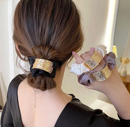 Scrunchie con detalle metalico