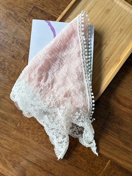 Pañoleta con orilla de encaje