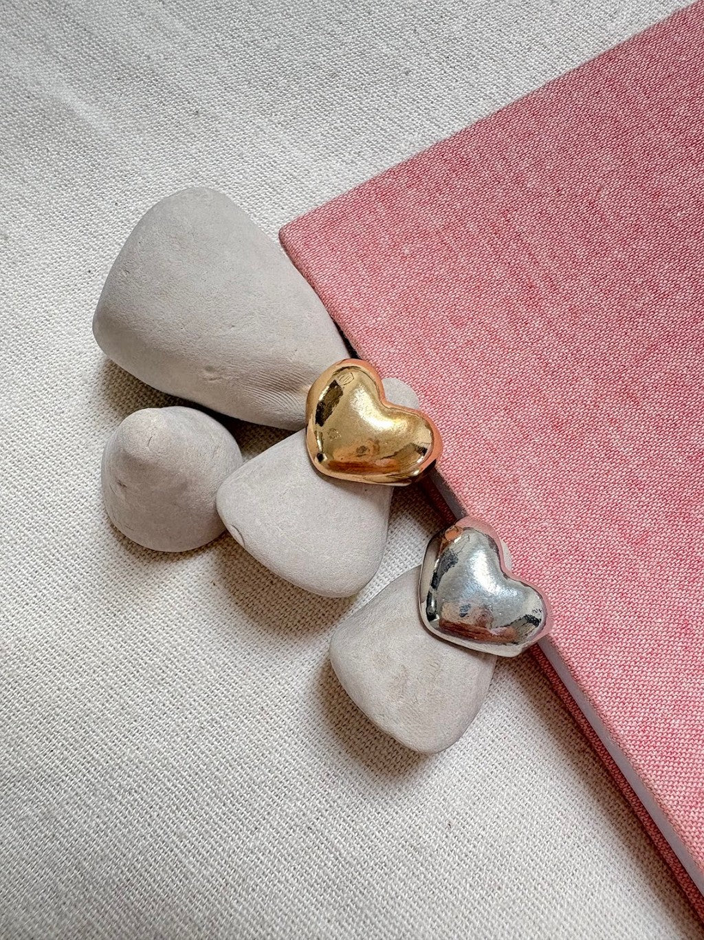 Anillo plateado de corazon