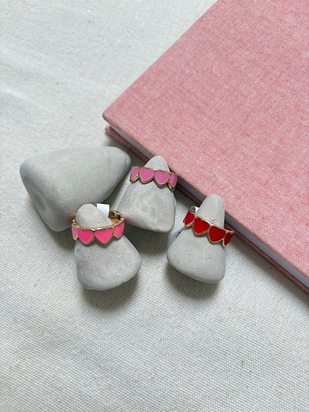 Anillo rosado de corazones