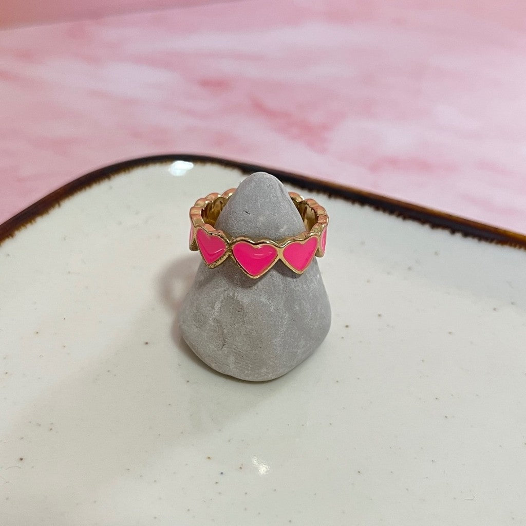 Anillo rosado de corazones