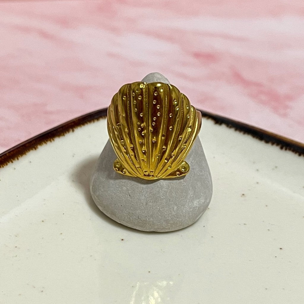 Anillo dorado ajustable de concha con puntos