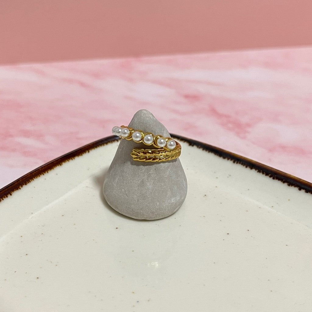 Anillos de hojitas con perlas blancas