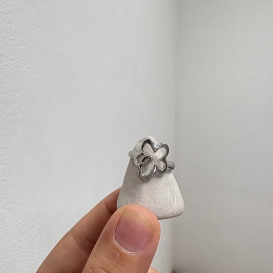 Anillo ajustable de flor plateado