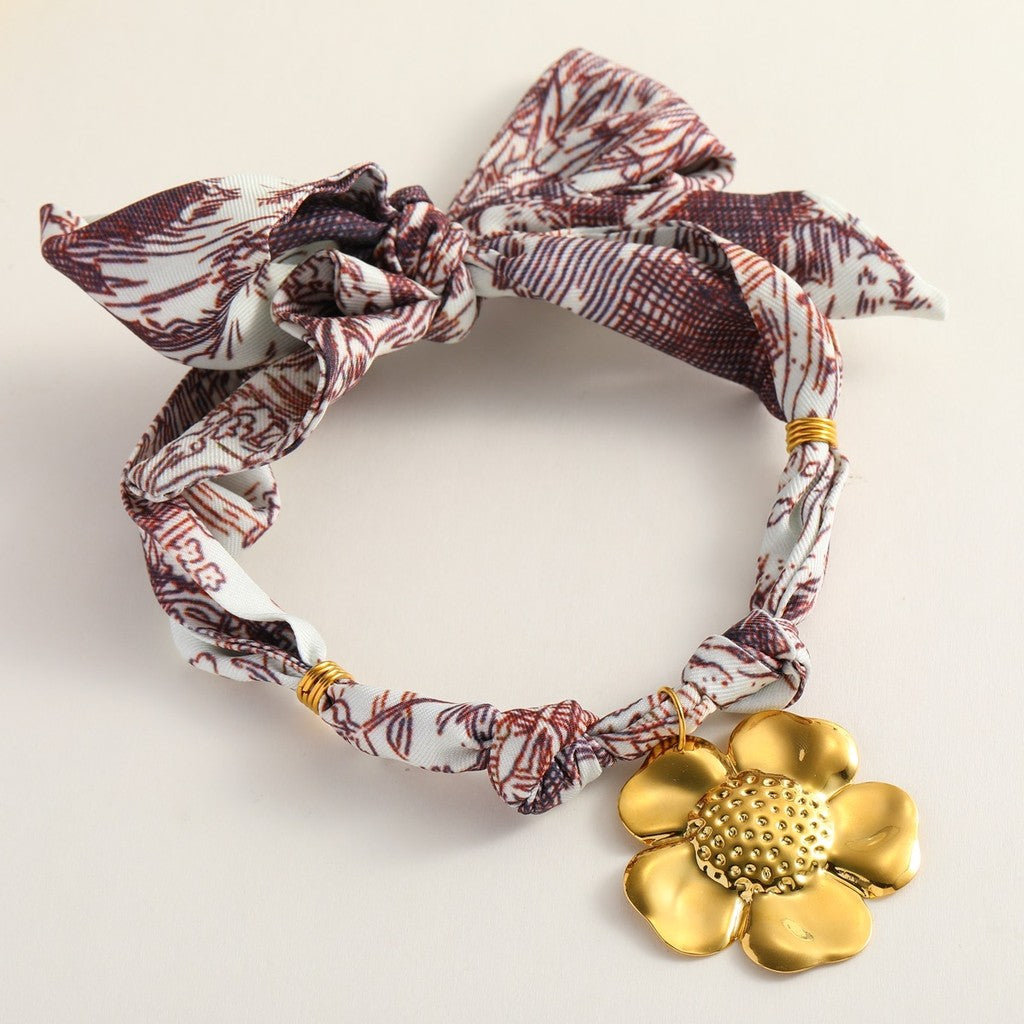 Collar pañuelo corinto flor