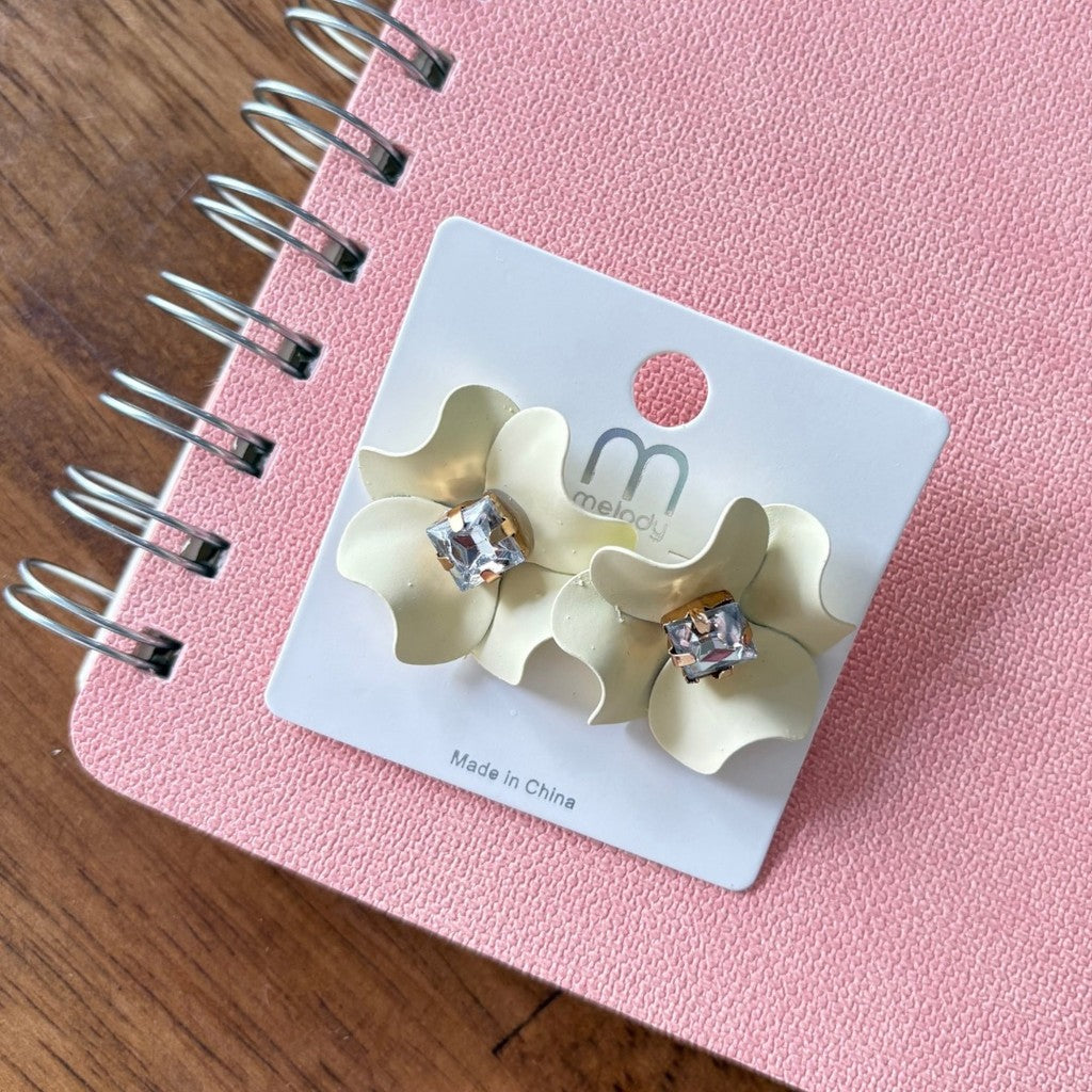 Aretes Flor petalo ancho y brillo
