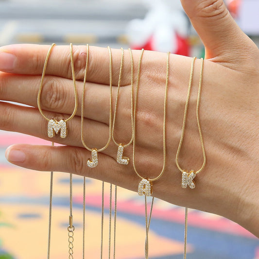 Collar con inicial dorada