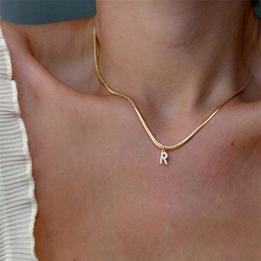 Collar con inicial dorada