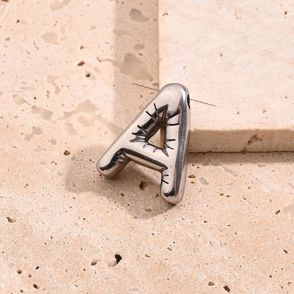 Collar con inicial plateada grande
