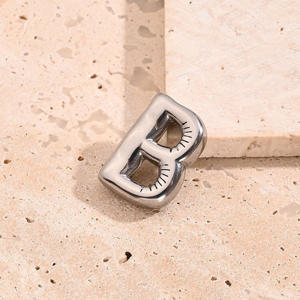 Collar con inicial plateada grande