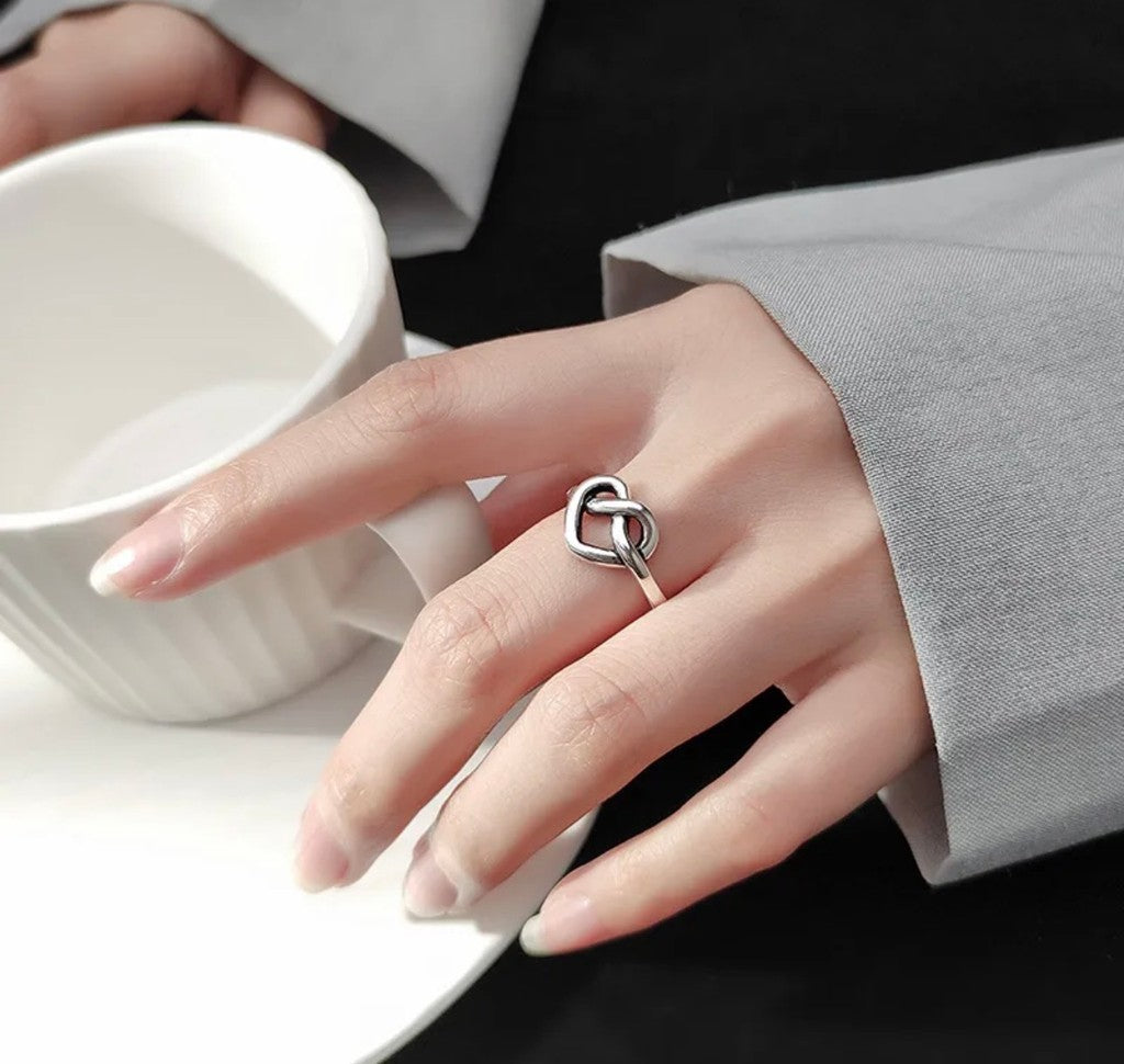 Anillo corazon de nudo.