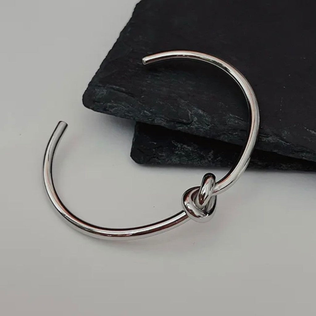 Pulsera rigida de nudito