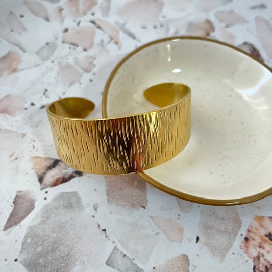 Pulsera de rayas dorada