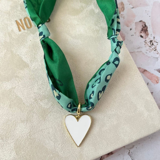 Collar de pañuelo con corazón de colores