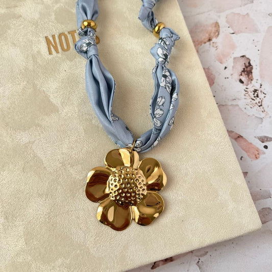 Collar de pañuelo flor grande