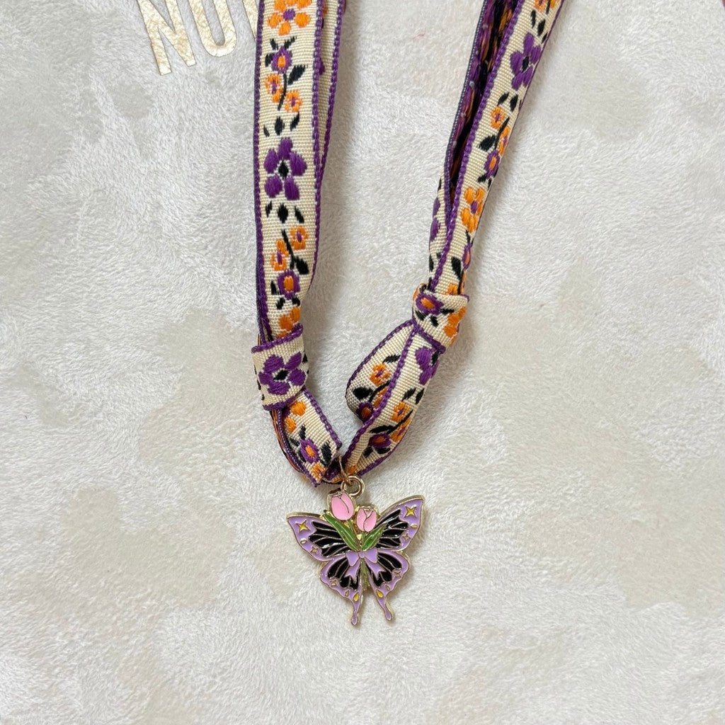 Collar de liston bordado y mariposa