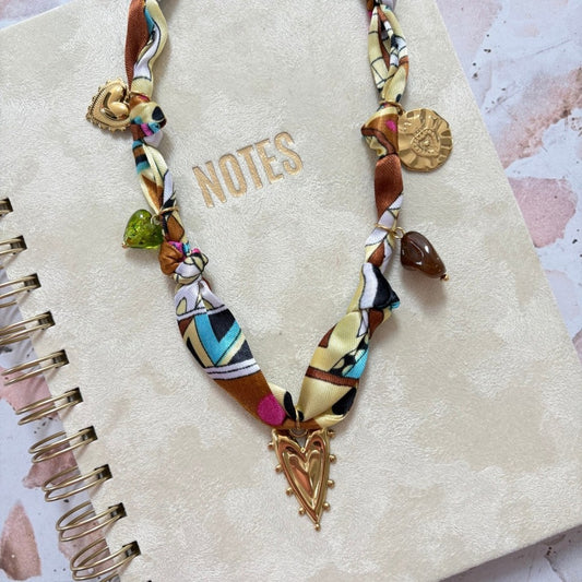 Collar de pañuelo corazon con bolitas