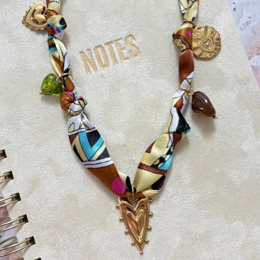 Collar de pañuelo corazon con bolitas