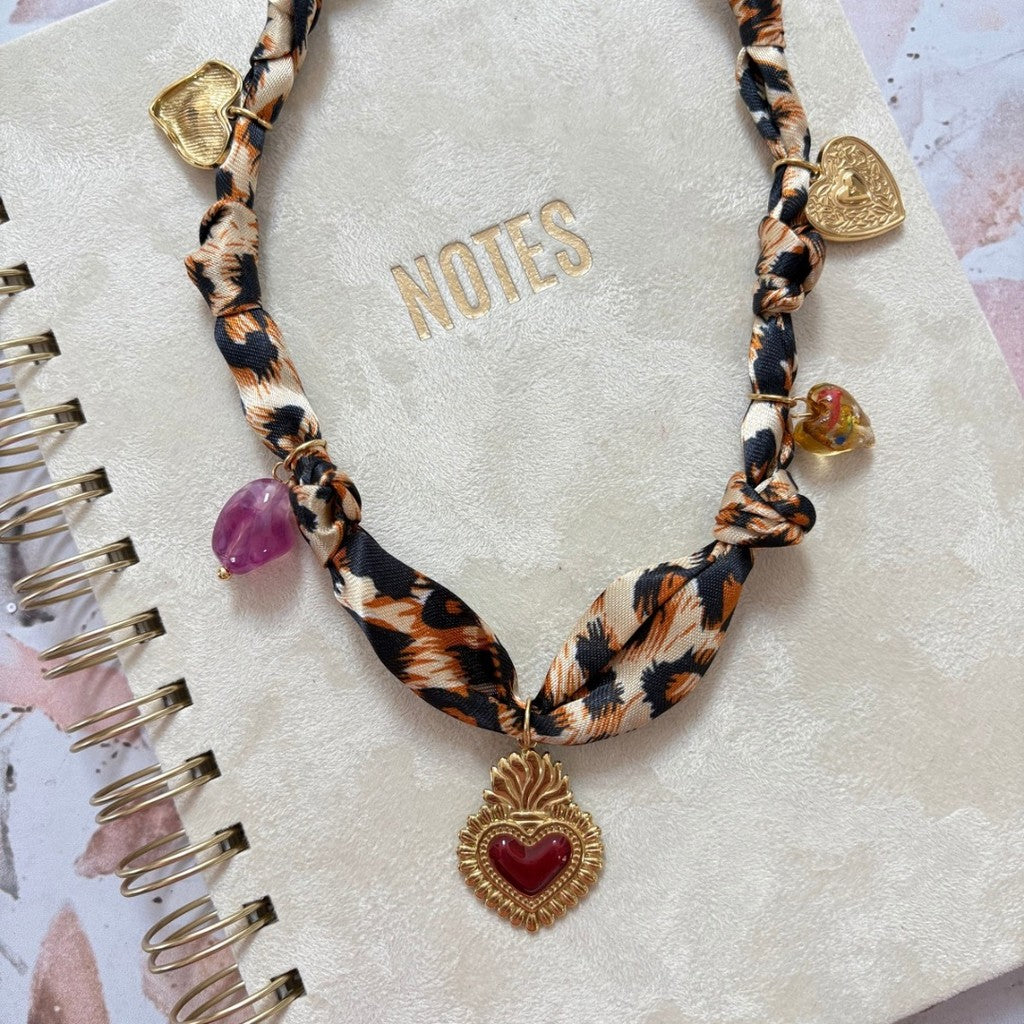 Collar de pañuelo corazón rojo