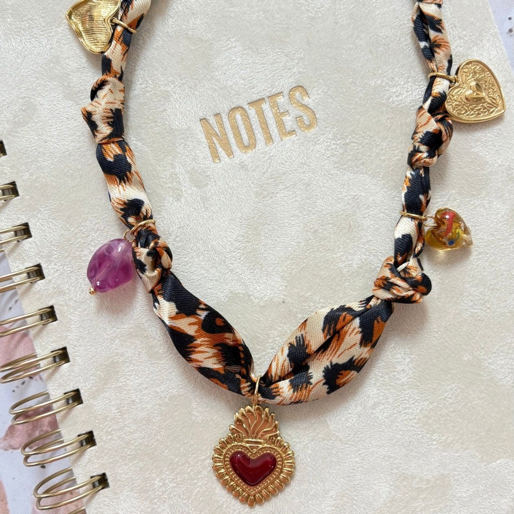Collar de pañuelo corazón rojo