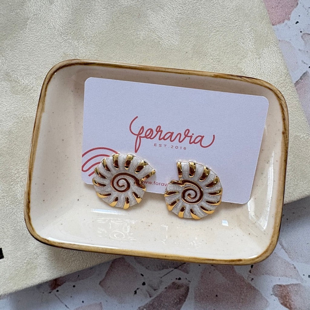 Aretes caracol blanco con dorado