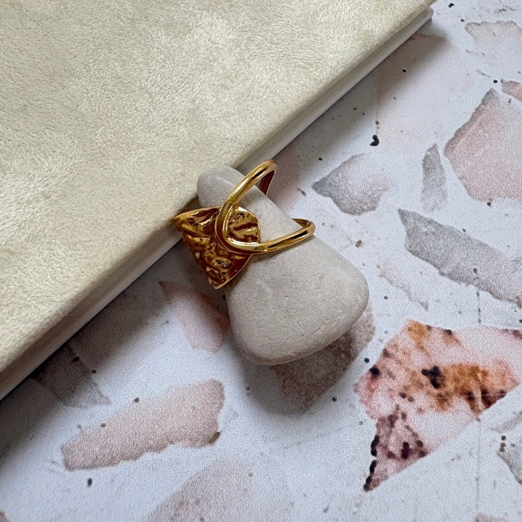 Anillo ajustable de lineas con textura