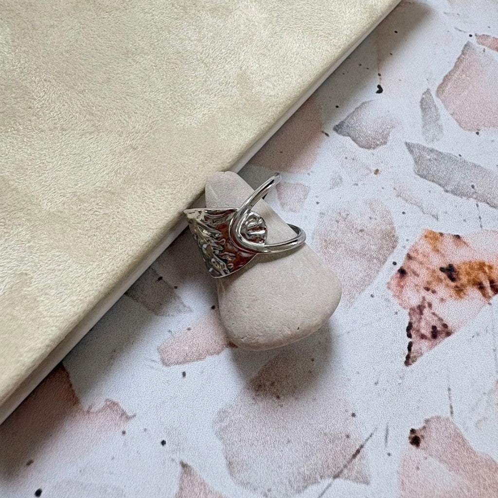 Anillo ajustable de lineas con textura