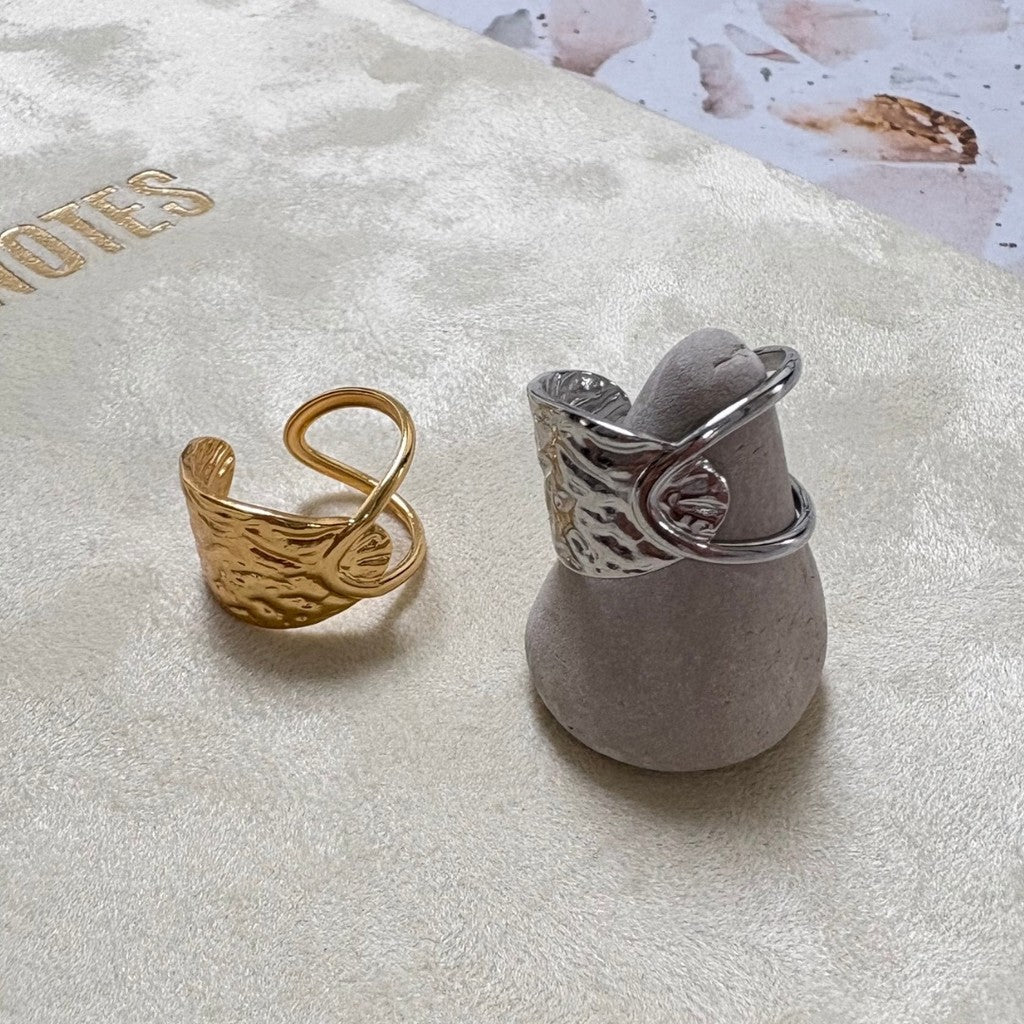Anillo ajustable de lineas con textura