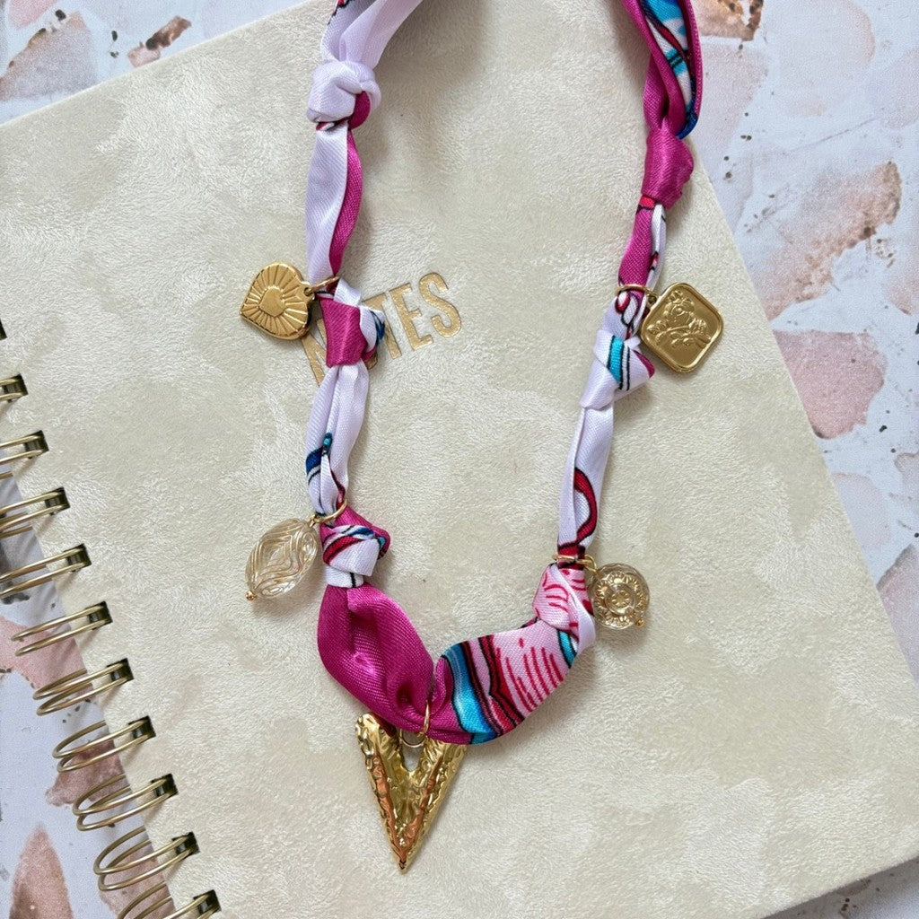 Collar de pañuelo corazón largo