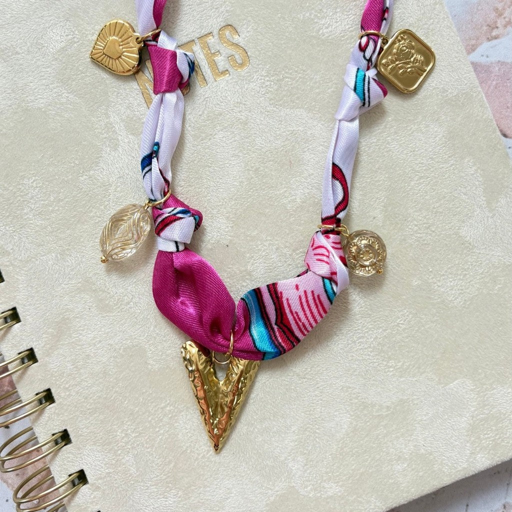 Collar de pañuelo corazón largo