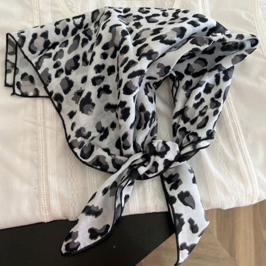 Pañoleta animal print gris.