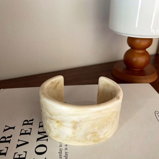 Pulsera de resina abierta ancha
