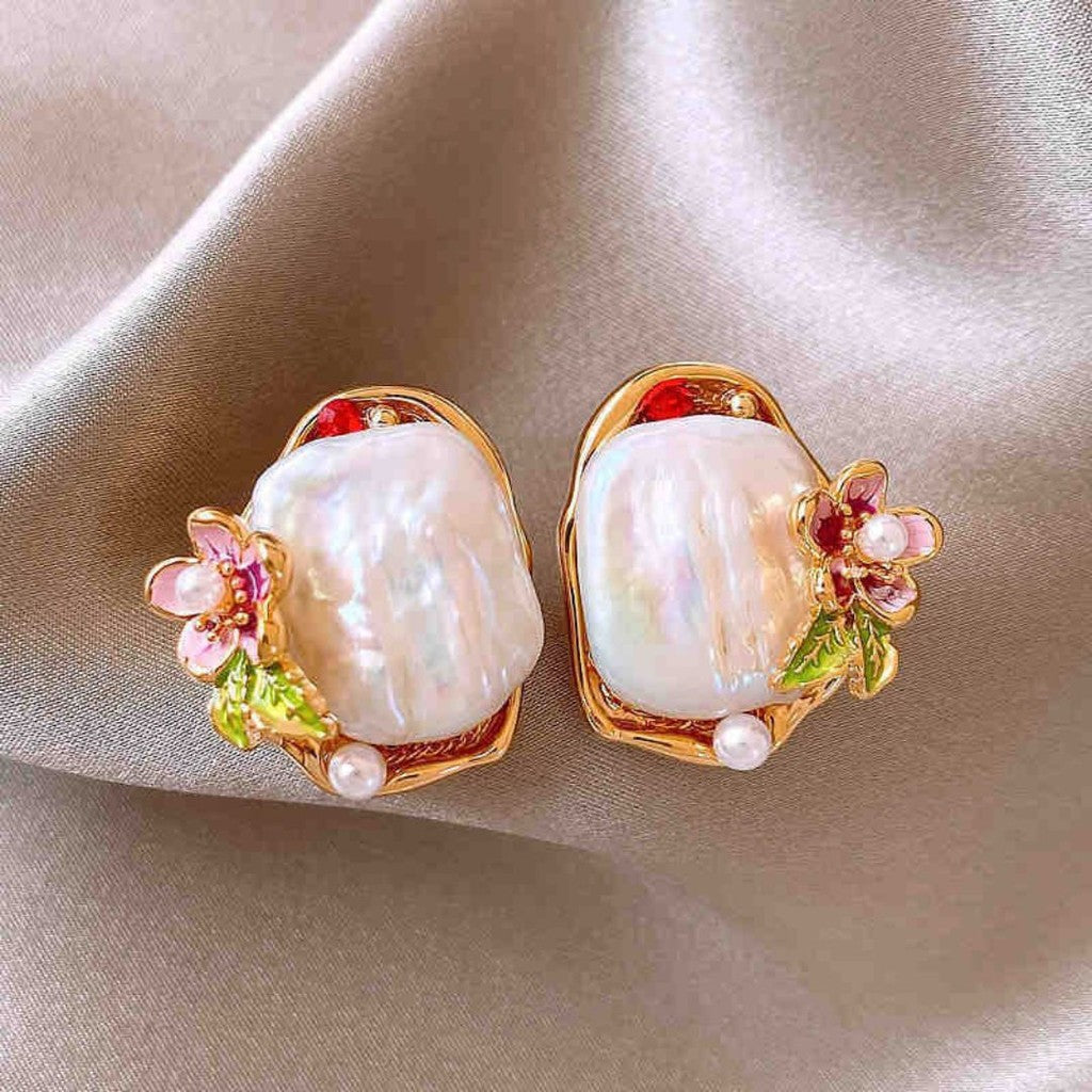 Aretes de piedra blanca con flores.