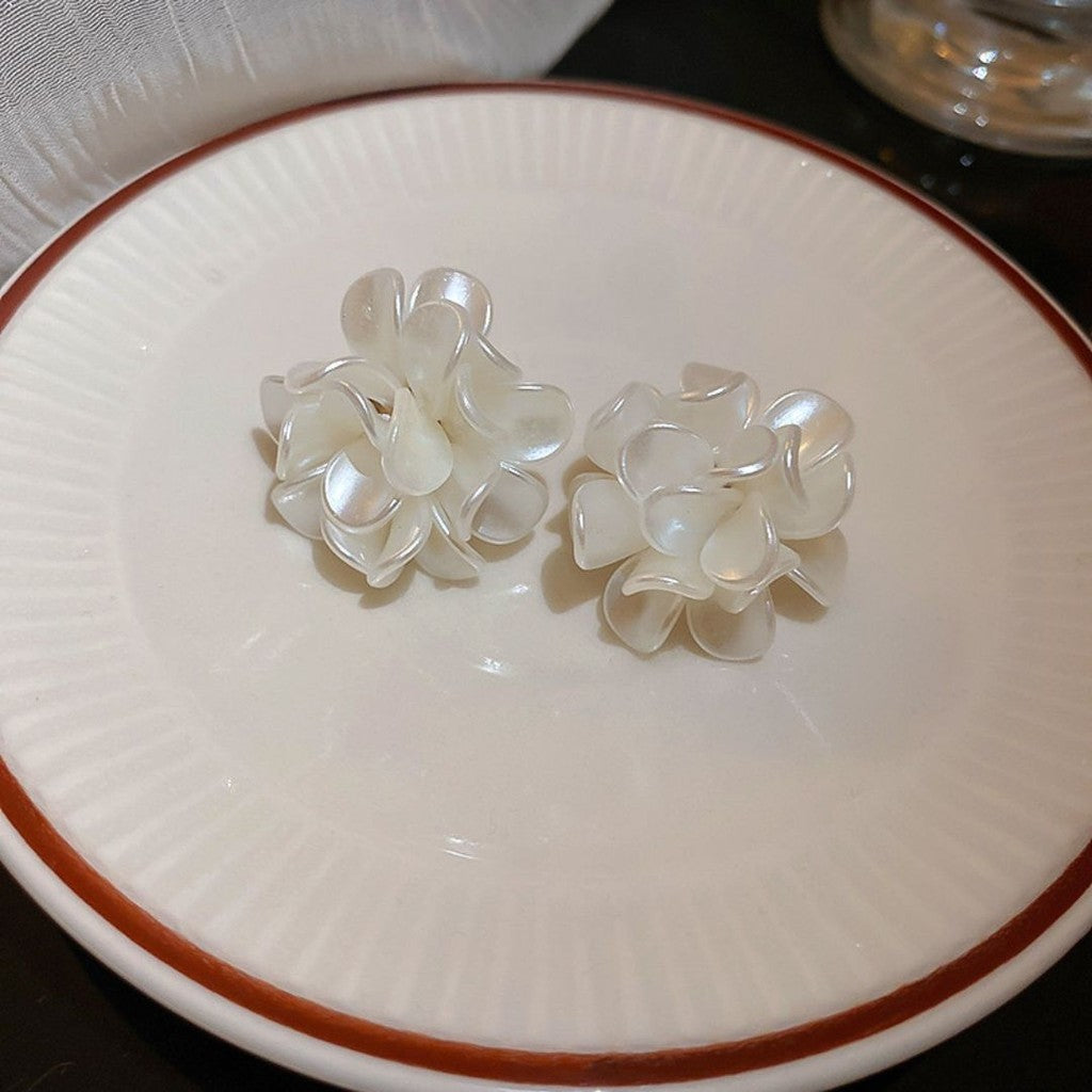 Aretes de flor blanca en 3D