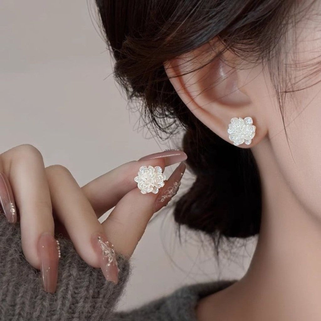 Aretes de rositas mini blancas.