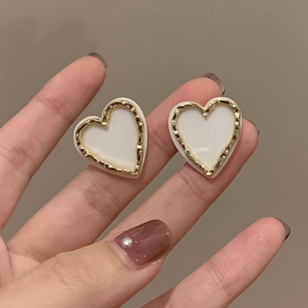 Aretes Corazon delineado dorado
