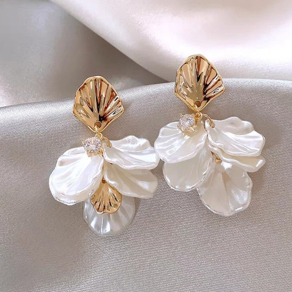 Aretes de petalos con conchita dorada