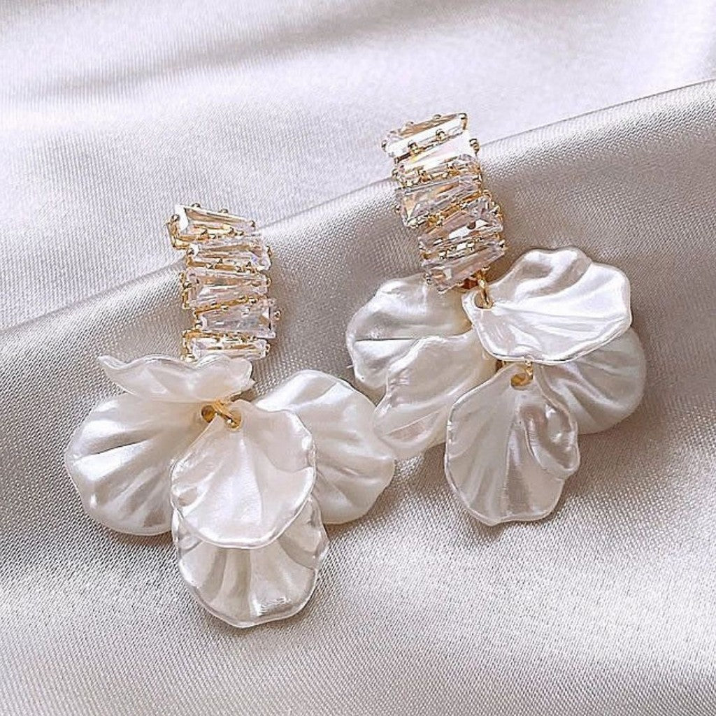 Aretes pétalos con brillantes.