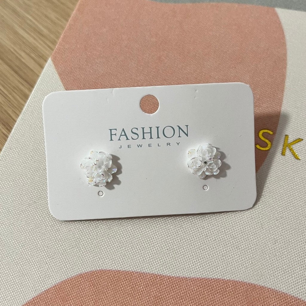 Aretes de rositas mini blancas.