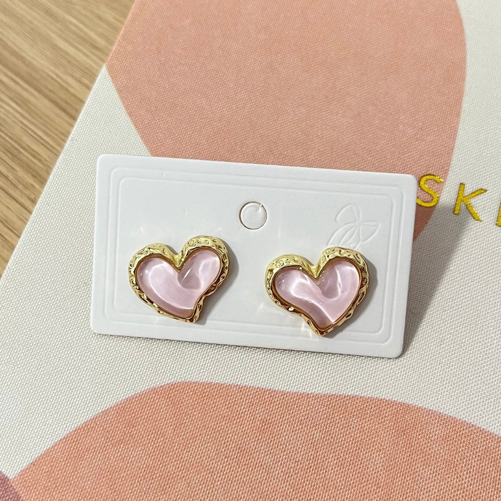 Aretes Corazon rosado delineado dorado