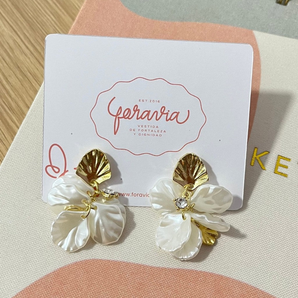 Aretes de petalos con conchita dorada