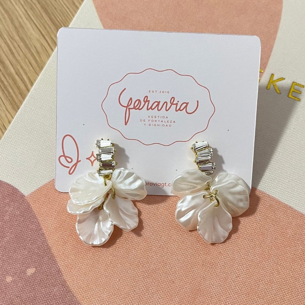 Aretes pétalos con brillantes.